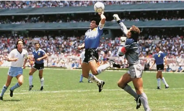 Bàn tay của Chúa là gì? Khoảnh khắc điên rồ và vĩ đại nhất World Cup